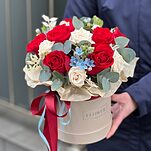 Коробка Цветочная поэзия из роз сорта Фридом,кустовых роз, оксипеталума и эвкалипта