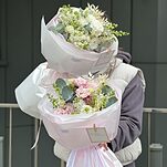 Букет Майский поцелуй из веток сирени, эустомы, рускуса и эвкалипта