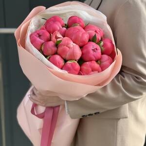 Букет Коралл Шарм из 13 пионов