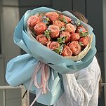 Букет Притягательный M из роз сорта кахала и оксипеталума