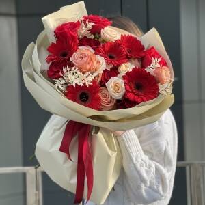 Букет Сияющая любовь Макси из красных роз ,роз сорта Кахала, гербер, кустовых роз и рускуса