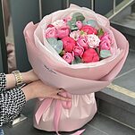 Букет Клубничный пудинг из пионов Коралл Шарм, кустовой пионовидной розы, эустомы и эвкалипта