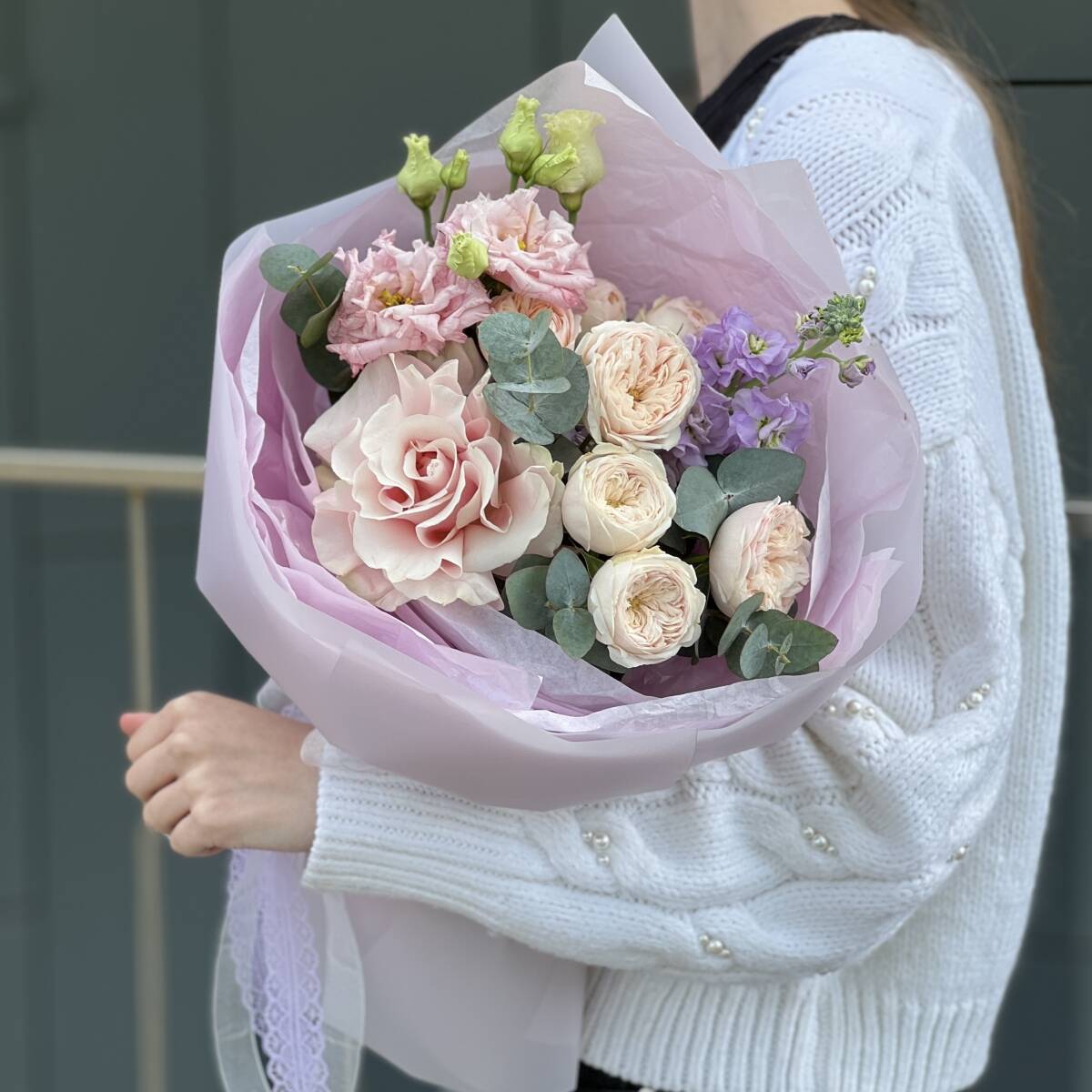 Букет Ароматный Комплимент из пионовидной розы, маттиолы, эустомы и одноголовой розы