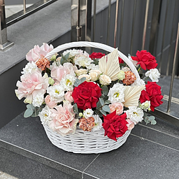 Композиция Я люблю тебя из одноголовых и кустовых роз, эустомы, диантусов и эвкалипта