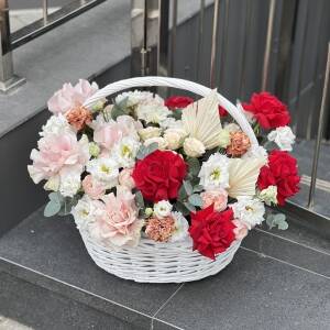Композиция Я люблю тебя из одноголовых и кустовых роз, эустомы, диантусов и эвкалипта