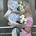 Букет Утренее небо из гортензии, белых пионов и оксипеталума