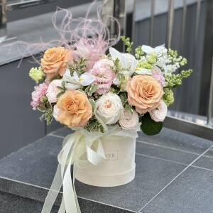 Коробка Соллето из роз сорта капучино, охара, белых ирисов, сирени, эустомы. стифы и питтоспорума