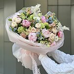 Букет Летняя Мечта из пионов, эустомы, кустовых роз, вибурнума, оксипеталума, альстромерий и маттиолы