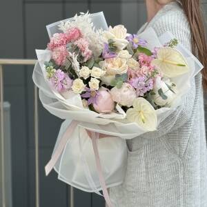 Букет Неповторимой из пионов, маттиолы, розы охары и кустовых роз, клематиса, эустомы,рускуса