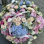 Корзина Само Совершенство XL из гортензий, кустовых пионовидных роз, пионов, озотамнуса, осипеталума, эустомы