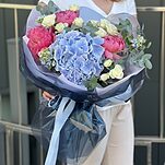 Букет Марта из гортензии, пионов, кустовых роз, оксипеталума и эвкалипта