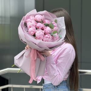 Букет Нежное утро из 11 пионов и эвкалипта