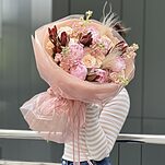 Букет Латте С Корицей из пионов, леукодендрона, маттиолы и кустовых роз