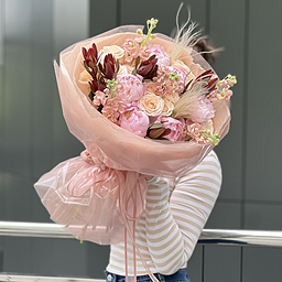 Букет Латте С Корицей из пионов, леукодендрона, маттиолы и кустовых роз