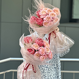 Букет Брусничный Аромат из протей, пионовидных роз джульетта и стифы