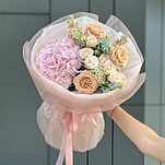 Букет Эмили в Париже из гортензии, роз, маттиолы, оксипеталума и танацетума