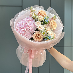 Букет Эмили в Париже из гортензии, роз, маттиолы, оксипеталума и танацетума