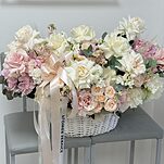 Корзина Цветущее Королевство из эустомы, одноголовых роз, маттиолы, гортензии, кустовых роз и фрезии
