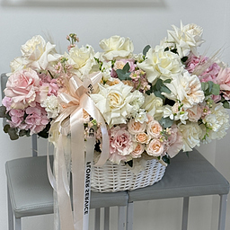 Корзина Цветущее Королевство из эустомы, одноголовых роз, маттиолы, гортензии, кустовых роз и фрезии
