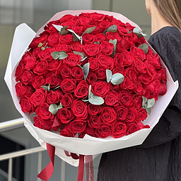 Букет из 101 красной розы с эвкалиптом