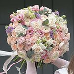 Букет Полет Нежности из ранункулюсов, эустомы, кустовых роз, сирени, маттиолы и эвкалипта