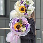 Букет Солнце в городе из подсолнуха, эустомы, ирисов, хризантемы, колосков и зелени