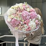 Букет Безмятежное Счастье из гортензий, эустомы, маттиолы и кустовых роз