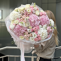 Букет Безмятежное Счастье из гортензий, эустомы, маттиолы и кустовых роз