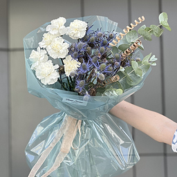 Букет Таинственный Сад из диантусов, эрингиума, эвкалипта и сухоцветов