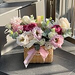 Композиция Цветочное Лукошко из одноголовых и кустовых роз, эустомы и эвкалипта