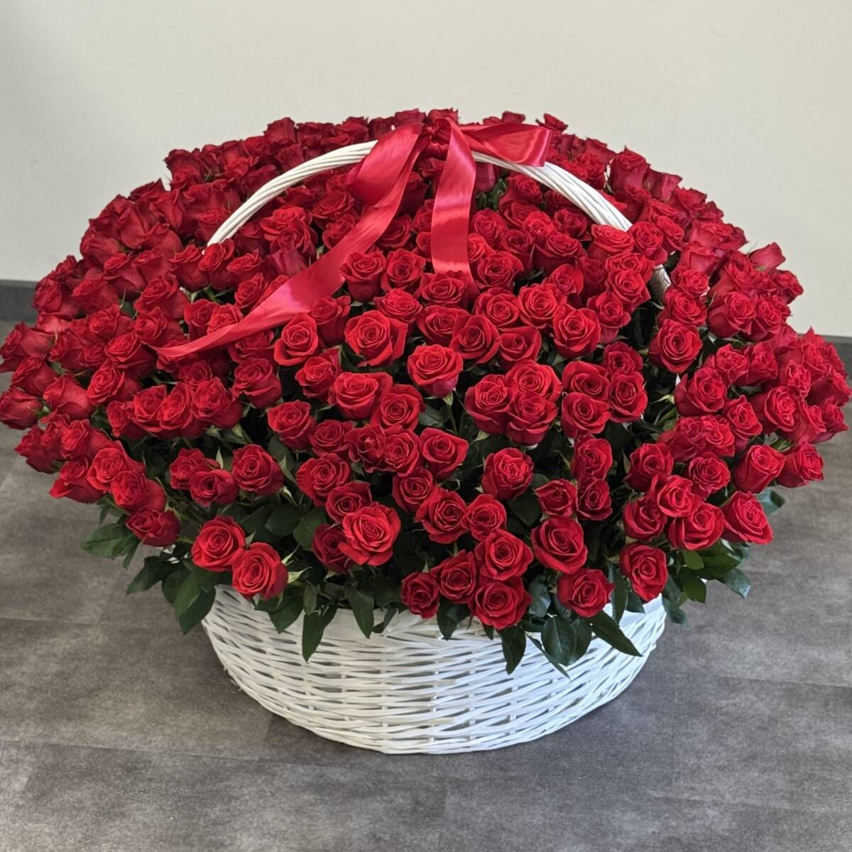 Корзина XXL из 301 красной розы