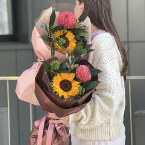 Букет Лучик Солнца из подсолнуха, георгина, скиммии и колосков