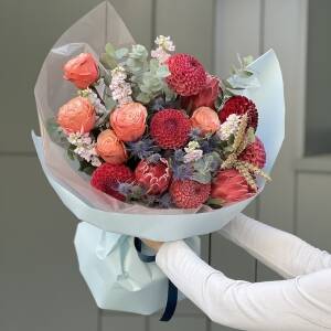 Букет Вечный Роман M из георгин, эрингиума, маттиолы, протеи, роз кахала, эвкалипта и колосков