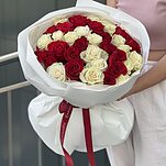 Букет Влюбленный взгляд из 39 белых и красных роз