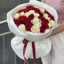 Букет Влюбленный взгляд из 39 белых и красных роз
