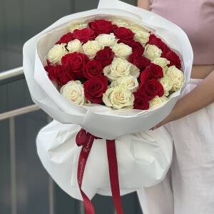Букет Влюбленный взгляд из 39 белых и красных роз
