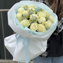 Букет Берег Моря из роз и оксипеталума