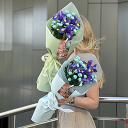 Букет из хризантемы сантини и ирисов