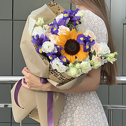 Букет Летняя Пора из подсолнуха, стифы, ирисов, эустомы, кустовых роз