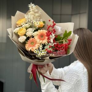 Букет Вдыхая Осень из гербер, вибурнума, танацетума, роз и рускуса