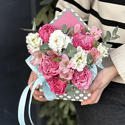 Конверт Малинка из роз сорта кантри, мисти баблс, эустомы, альстромерии и эвкалипта