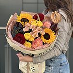 Букет Осенняя Палитра из подсолнухов, георгин, хризантем, леукодендрона, вибурнума, кустовых роз и сухоцветов
