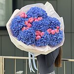 Букет Ягодный микс из гортензий и кустовых роз