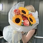 Букет Осенний Миг из подсолнухов, роз сорта Кахала, георгин, оксипеталума и стифы