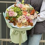 Букет Осенний Калейдоскоп из гортензии, одноголовых и кустовых пионовидных роз, артишоков, эустомы и эвкалипта