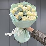 Букет Белоснежка из 15 белых роз и эвкалипта