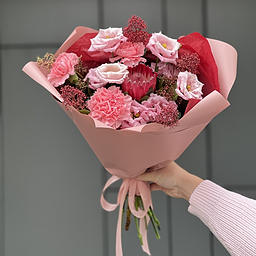 Букет Песня из протеи, скиммии, эустомы и гвоздики