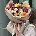 Букет Музыкальная Осень из хризантемы бигуди, кустовой розы морнинг стар, розы кахала, оксипеталума, герберы, вибурнума и эвкалипта