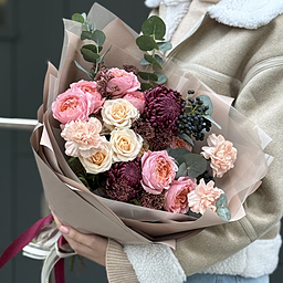 Букет Цветочный Милфей из хризантемы бигуди, кустовых роз, гвозики, скиммии, вибурнума