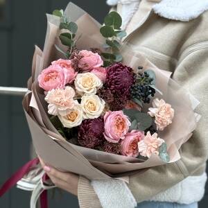 Букет Цветочный Милфей из хризантемы бигуди, кустовых роз, гвозики, скиммии, вибурнума